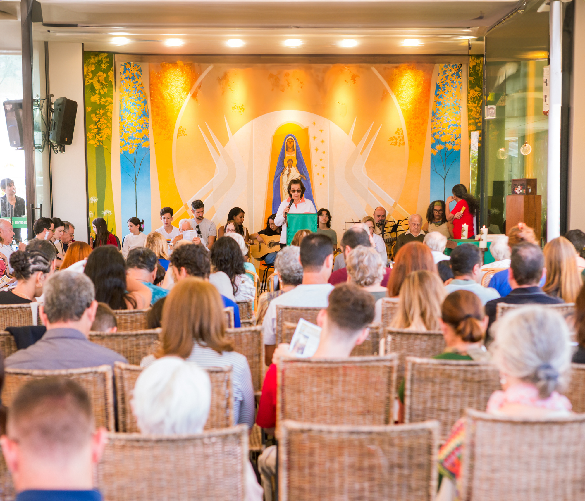 Prédio do CCB e parte do pátio arborizado