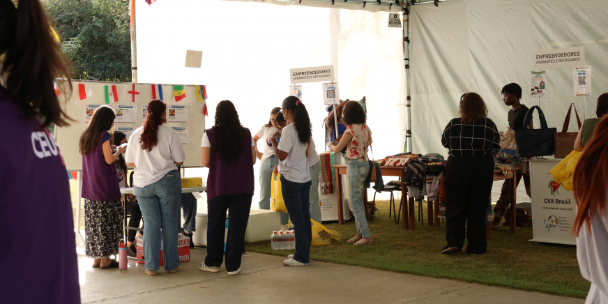 Feira Pontos de Encontro promove integração entre migrantes e brasileiros 