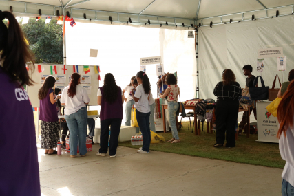 Feira Pontos de Encontro promove integração entre migrantes e brasileiros 