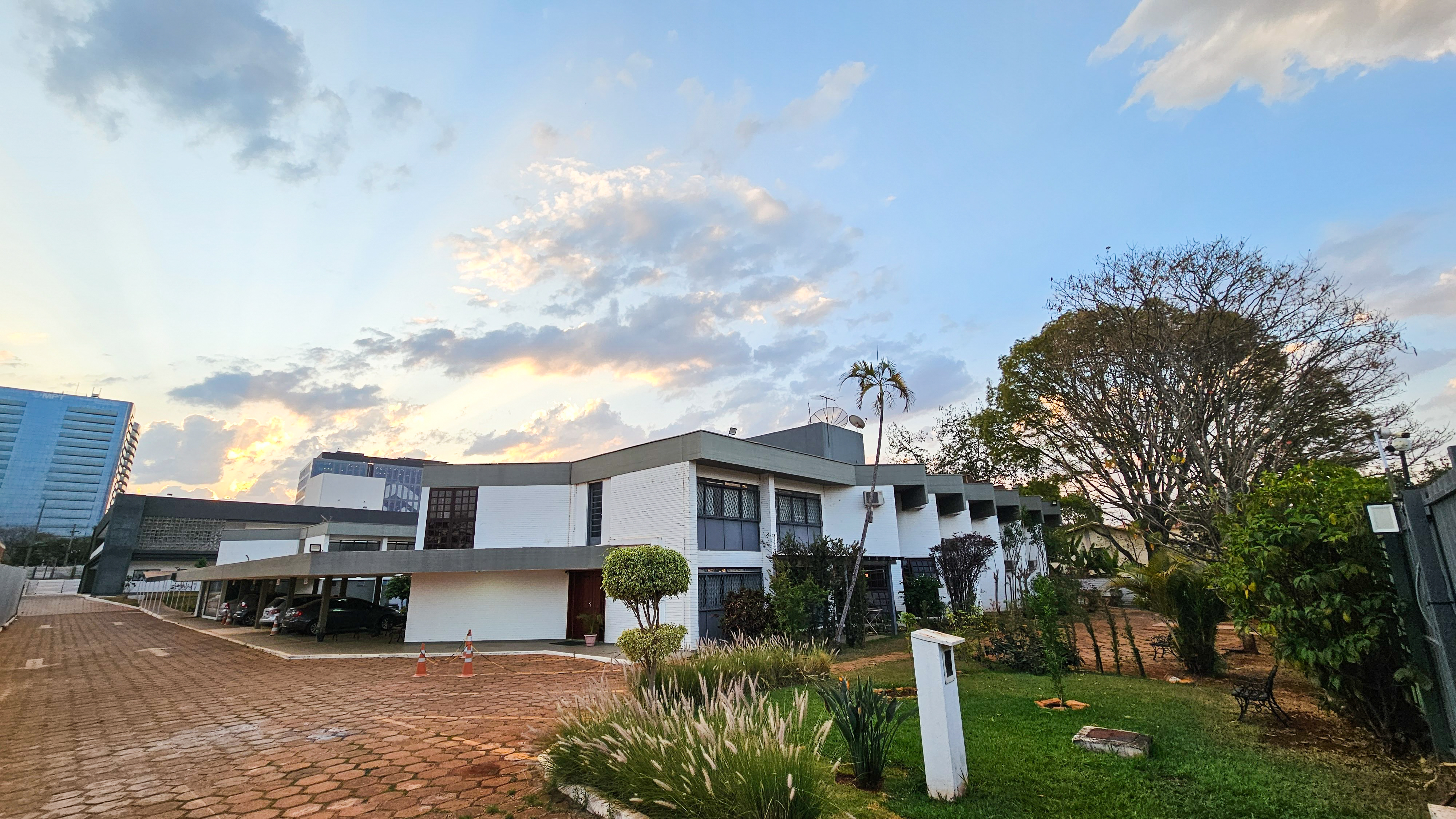 Prédio do CCB e parte do pátio arborizado